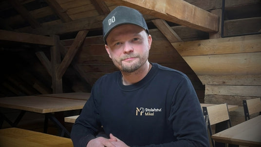 Majitel Stolařství Mikel, Petr Mikel ve své dílně v hutisku solanec