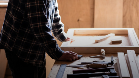 Jak najít nejlepšího stolaře pro vaše zakázky na míru